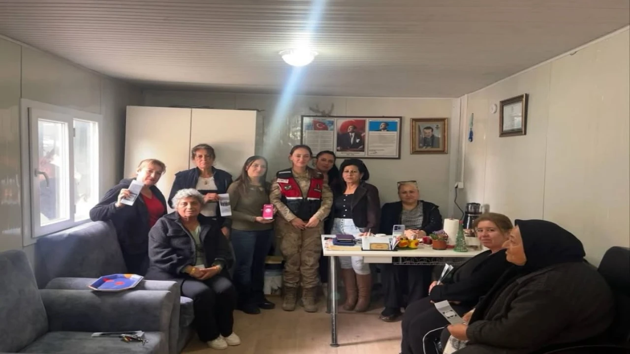 Defnede jandarmadan vatandaşlara bilgilendirme çalışması