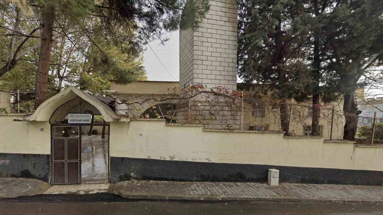Depremde yıkılan Dostlar Camii, yeniden ayağa kalkıyor