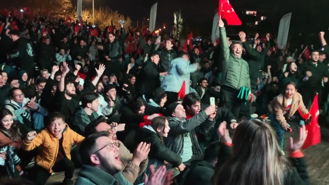 Dev ekrandaki bitiş düdüğüyle Antalyada bayram havası esti