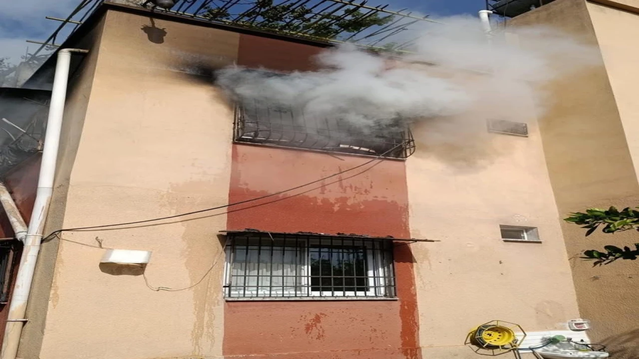 Dörtyolda apartman dairesi alevlere teslim oldu