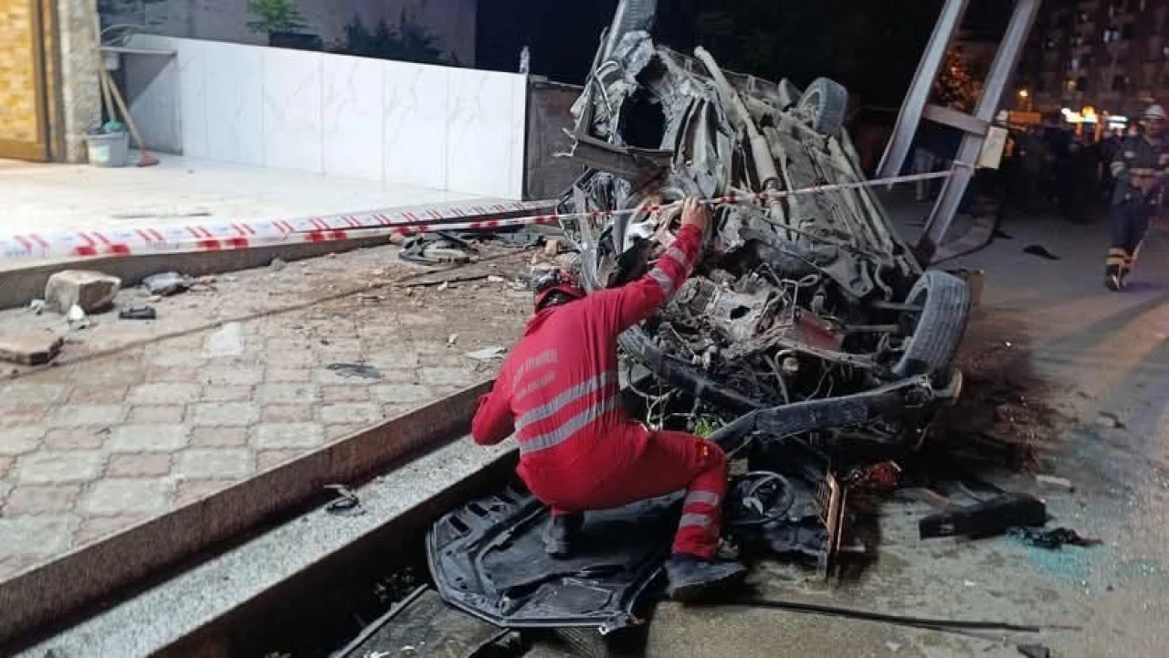 Dörtyolda aydınlatma direğine çarpan araç hurdaya döndü: 2 yaralı