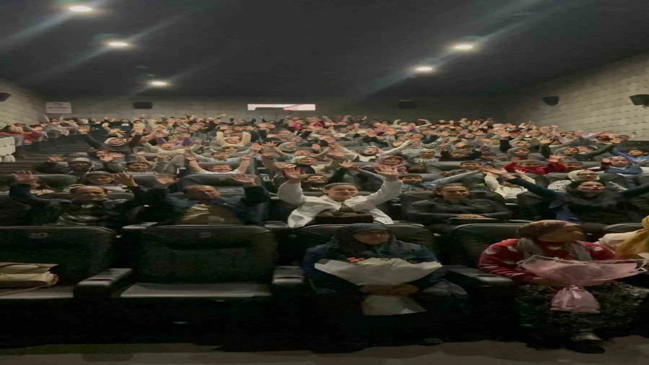 Dörtyolda ilkokul öğrencileri sinemayla tanıştı