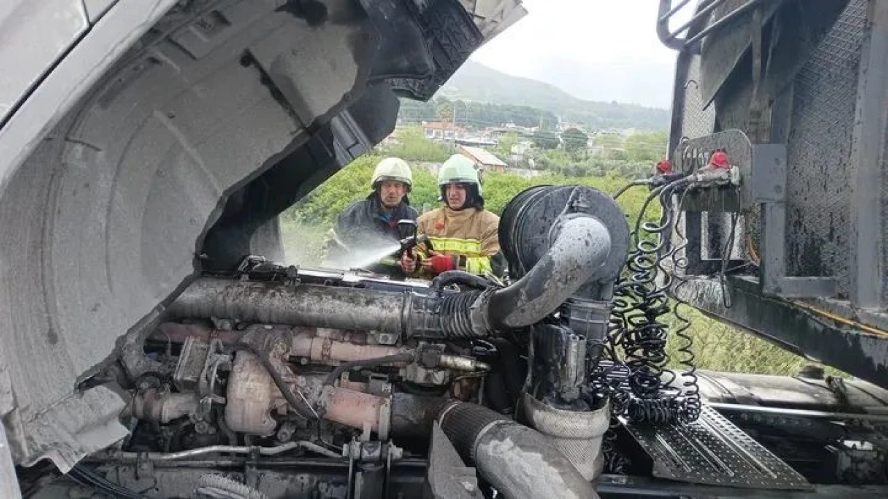 Dörtyolda tırın motorunda yangın çıktı