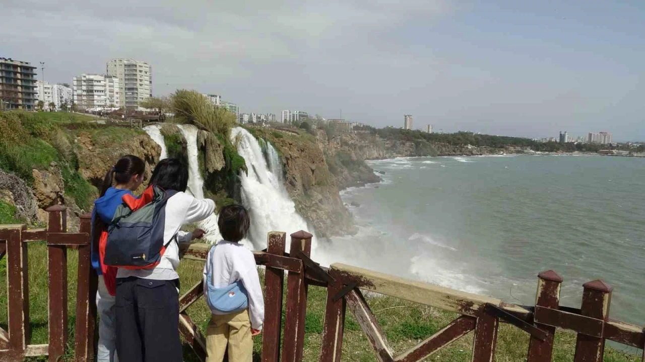 Dünyaca ünlü şelale, yağmur sonrası denizi kahverengiye bürüdü
