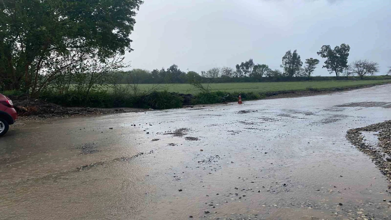 Düziçinde şiddetli yağış: Tarım arazileri ve yollar sular altında kaldı