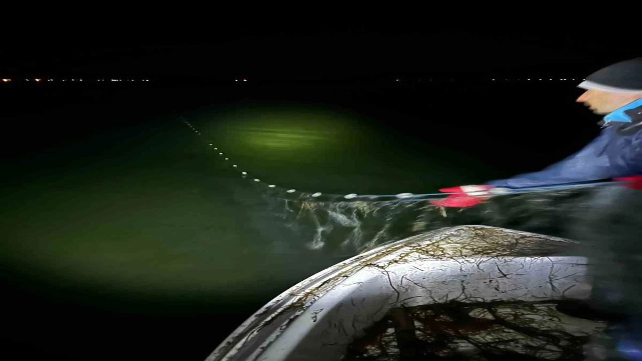 Eğirdir Gölünde bin 200 metre kaçak ağ ele geçirildi