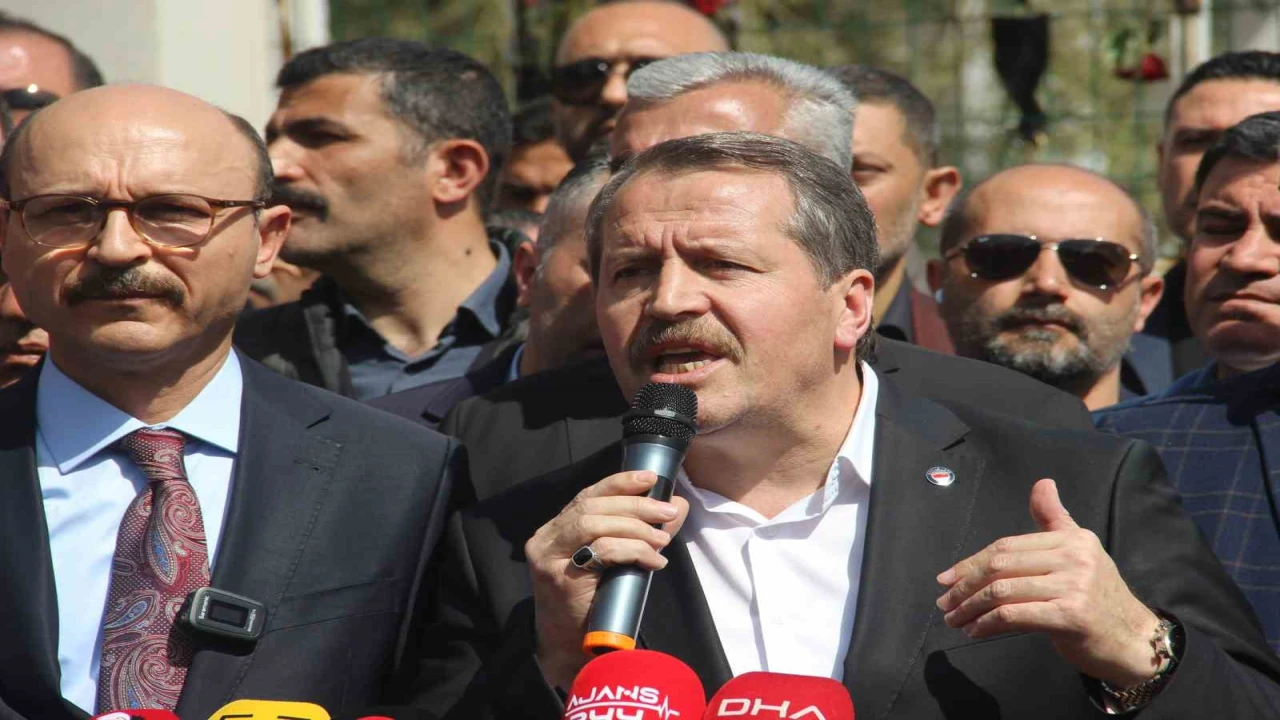 Eğitim-Bir-Sen Genel Başkanı Ali Yalçından saldırının yaşandığı okulun önünde açıklama