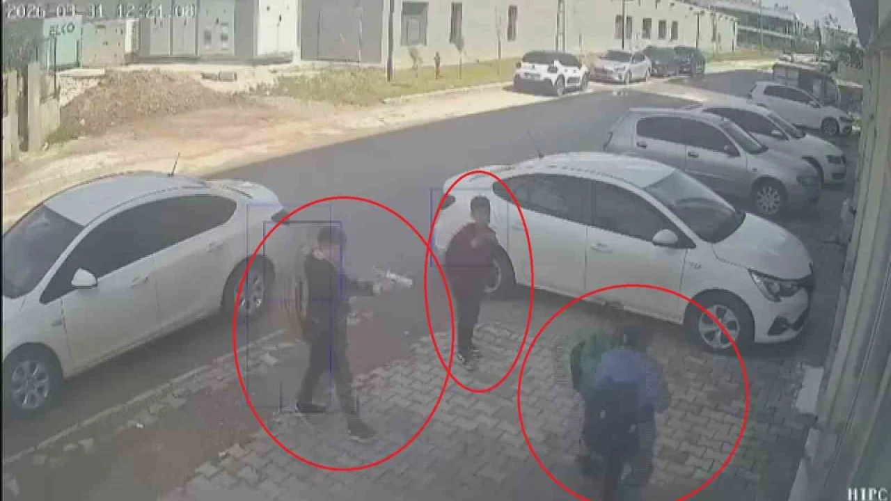 Ellerindeki oyuncak silahla 11 yaşındaki çocuğun önünü kesen 3 akranı para istedi