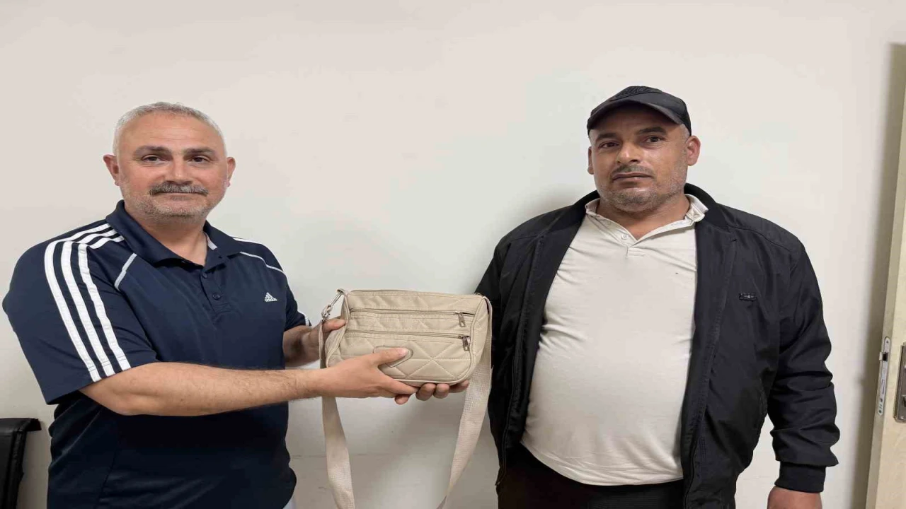 Emekli polis bulduğu içinde 250 bin TLlik döviz olan çantayı sahibine teslim etti