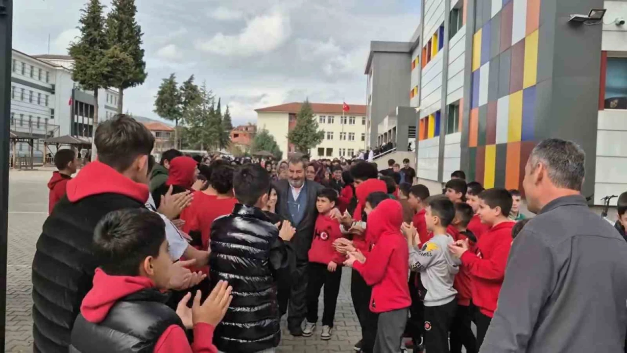 Emekliye ayrılan öğretmene Hatıran Yeter şarkısı ile duygusal veda