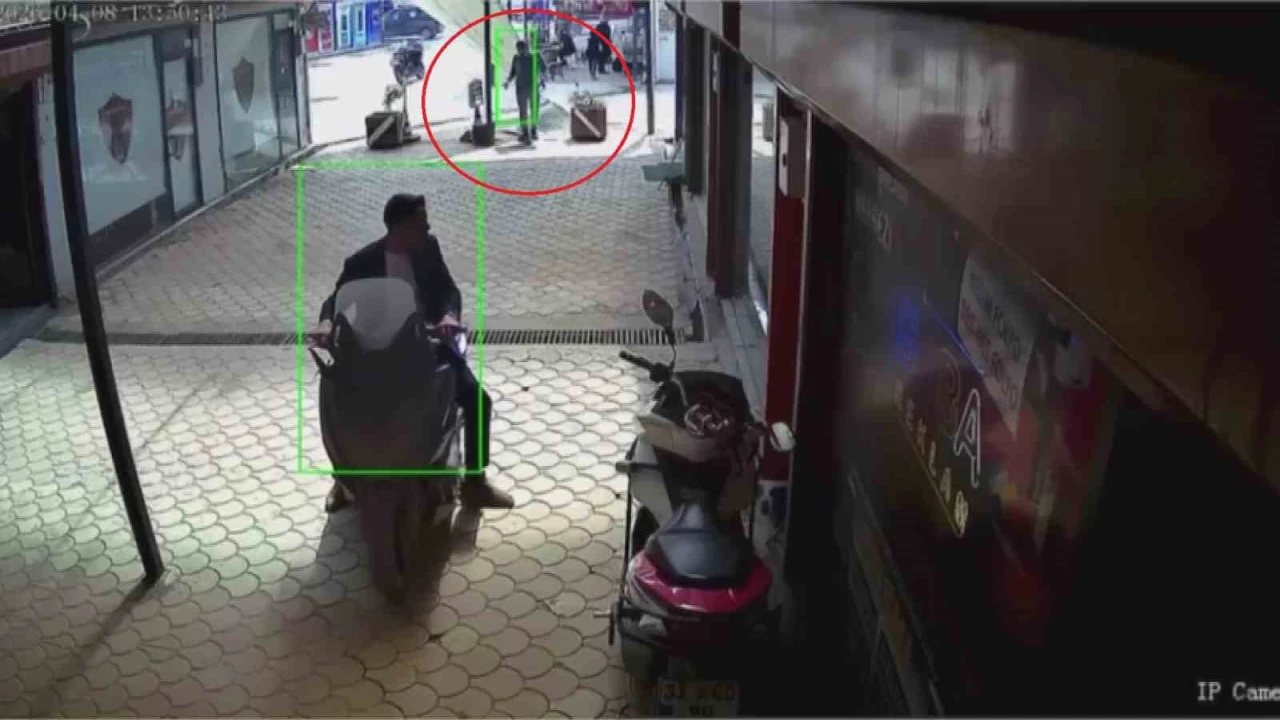 Fırtınanın uçurduğu plastik çatı, esnafı kıl payı teğet geçti o anlar kamerada