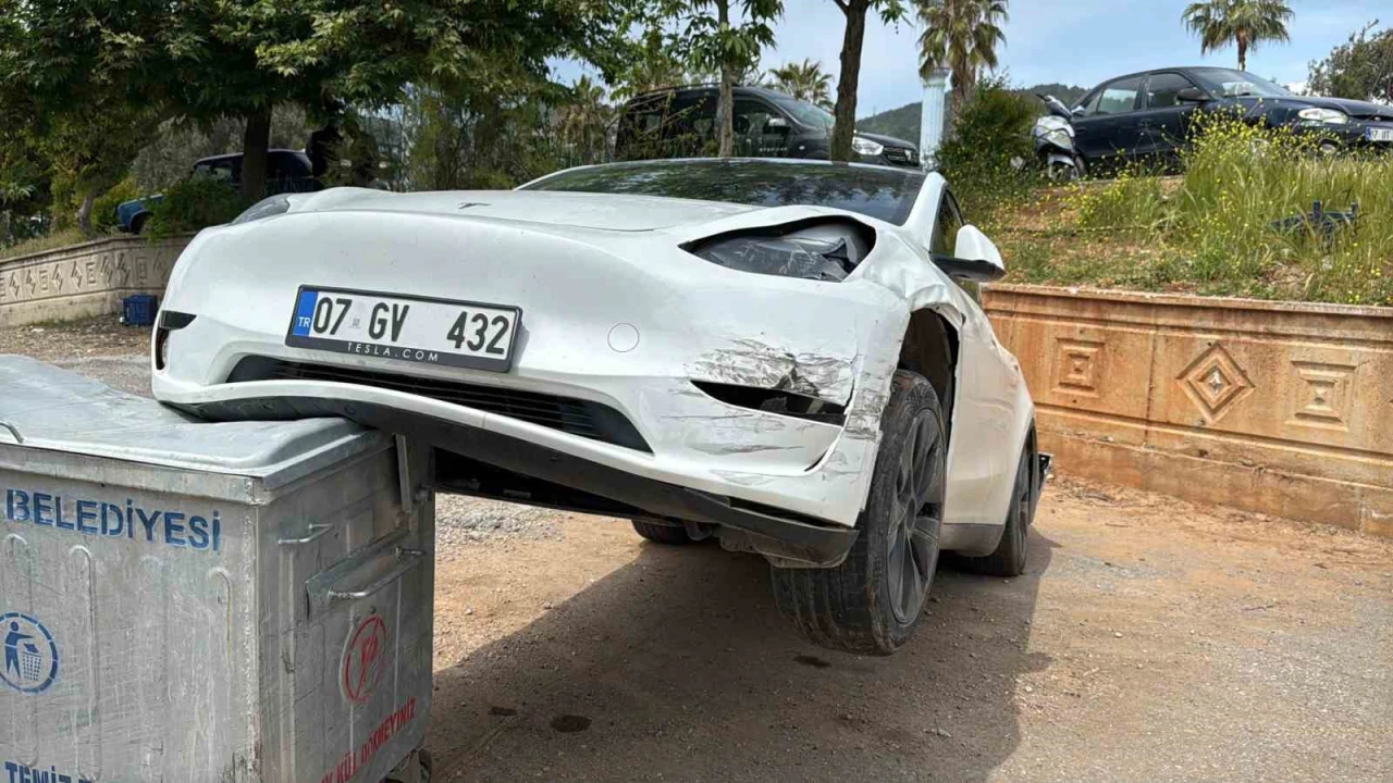 Gazipaşada trafik kazası: 3 yaralı