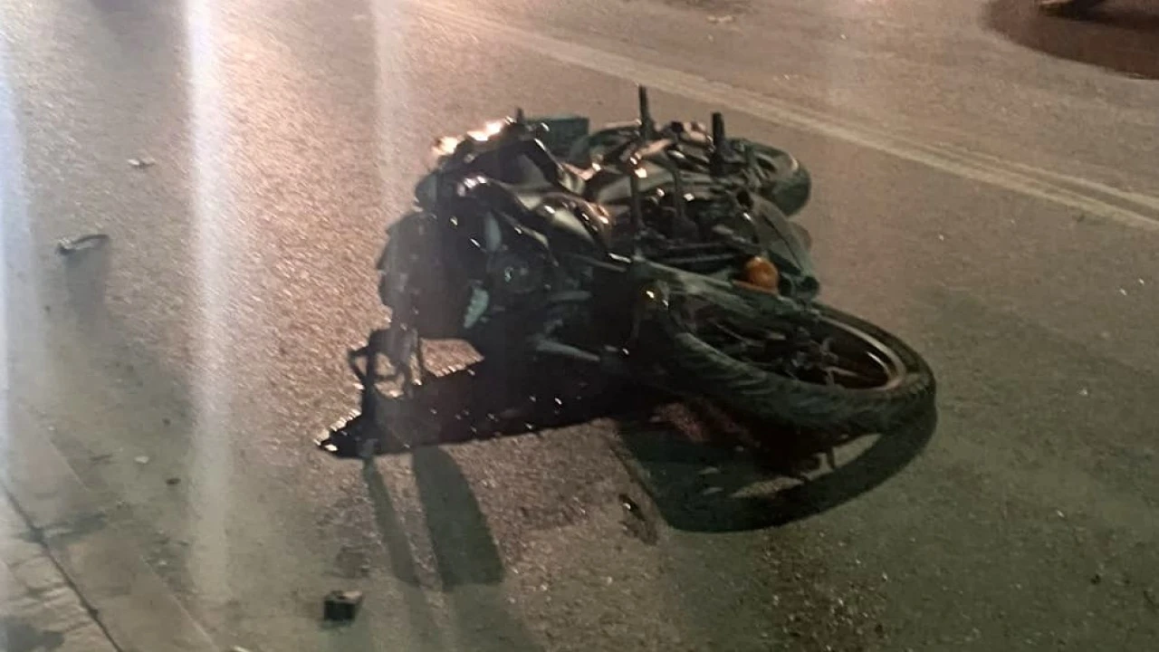 Hafif ticari araçla çarpışan motosiklet sürücüsü hayatını kaybetti