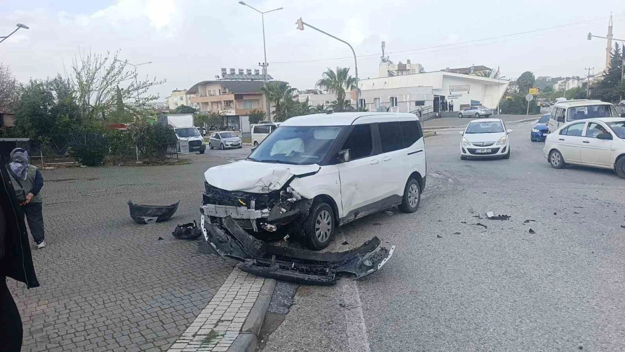 Hafif ticari araçla çarpışan otomobilin sürücüsü yaralandı