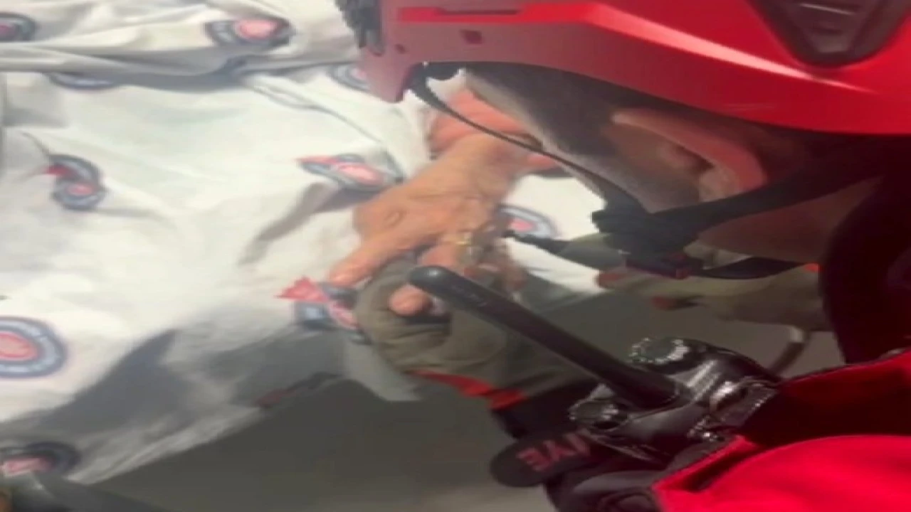 Hastanın parmağına sıkışan yüzüğü itfaiye ekipleri çıkardı