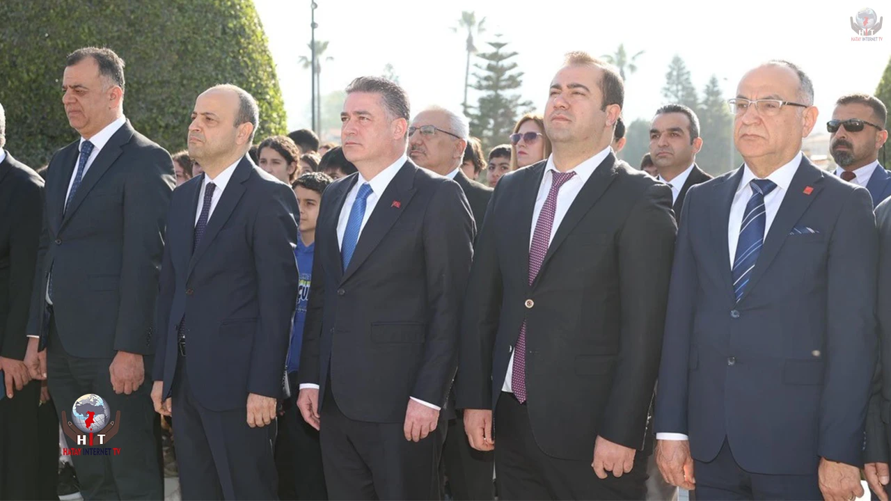 Hatay’da Atatürk Anıtı’na 23 Nisan Çelengi sunuldu