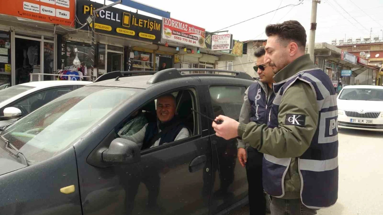 Hatayda polis ekipleri hatalı park konusunda sürücüleri uyardı