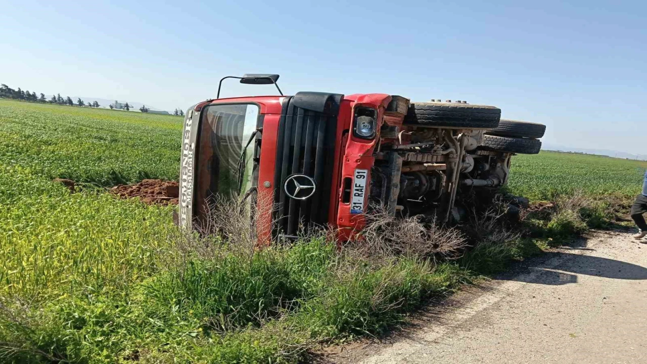 Hatayda sürücüsünün kontrolünü kaybettiği tır devrildi
