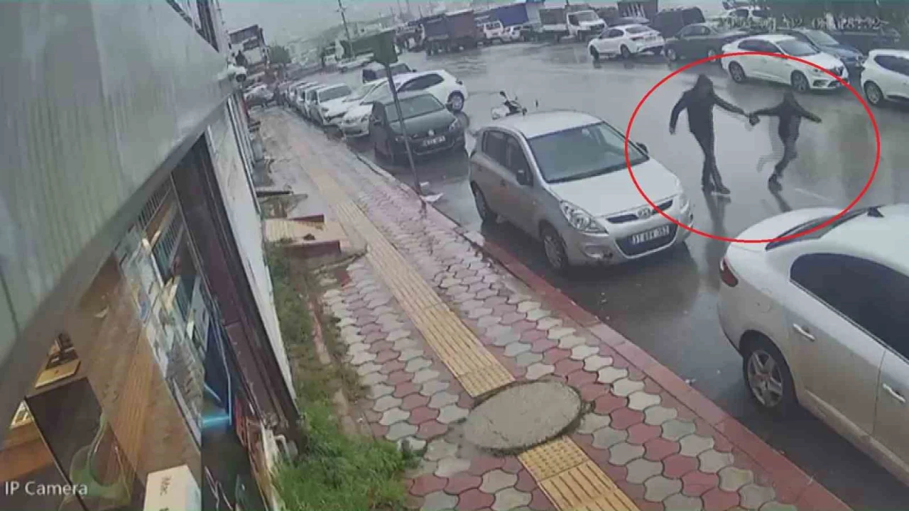 İçi para dolu çantayı sinsice kendine yaklaşan kapkaççıya kaptırmayan kuyumcu, çantasına göz diken şahsı yakalayabilmek için metrelerce kovaladı o anlar kamerada