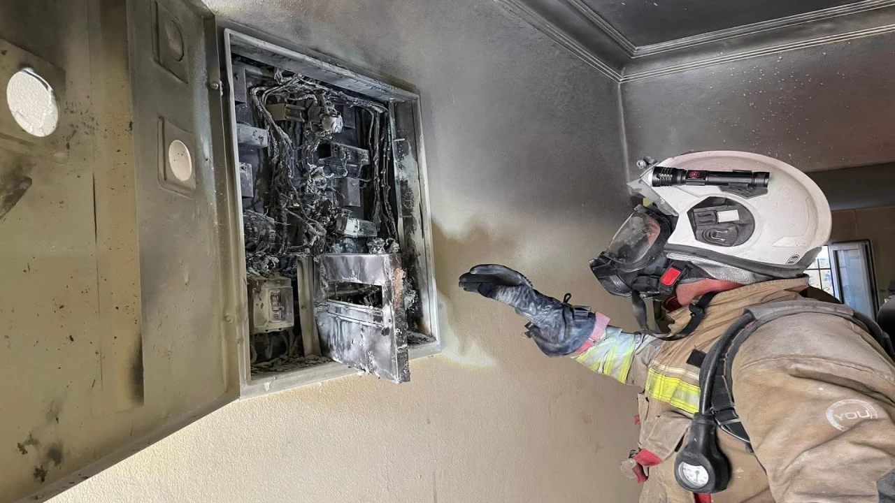 İskenderunda elektrik panosundan alevler yükseldi