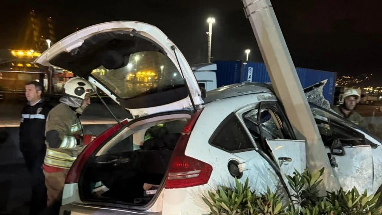 İskenderunda hurdaya dönen otomobilin sürücüsü yaralandı