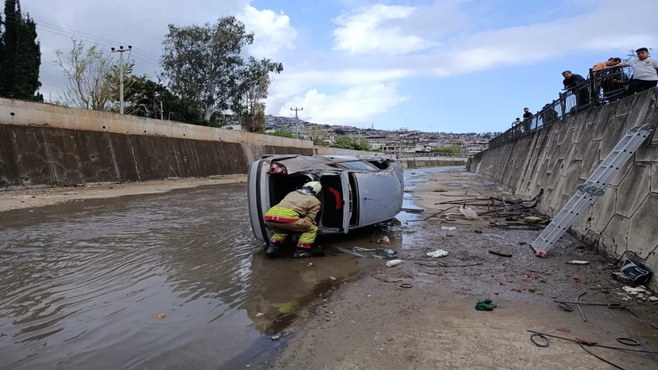 İskenderunda kanala düşen otomobildeki 2 kişi yaralandı