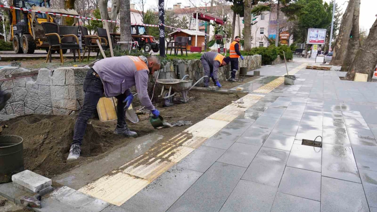 Ispartada Atatürk Parkı altındaki kaldırım yenileniyor