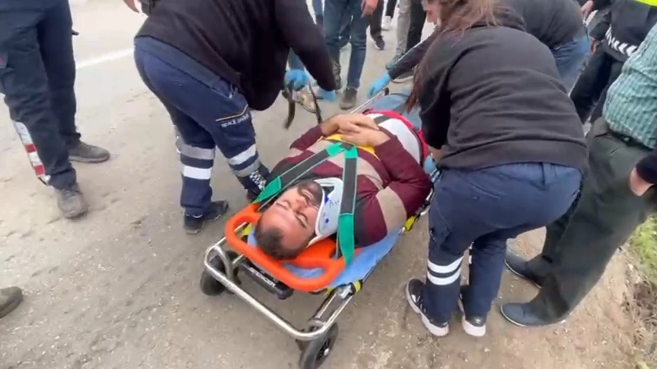 Ispartada elma yüklü çekici kanala devrildi: 1 yaralı