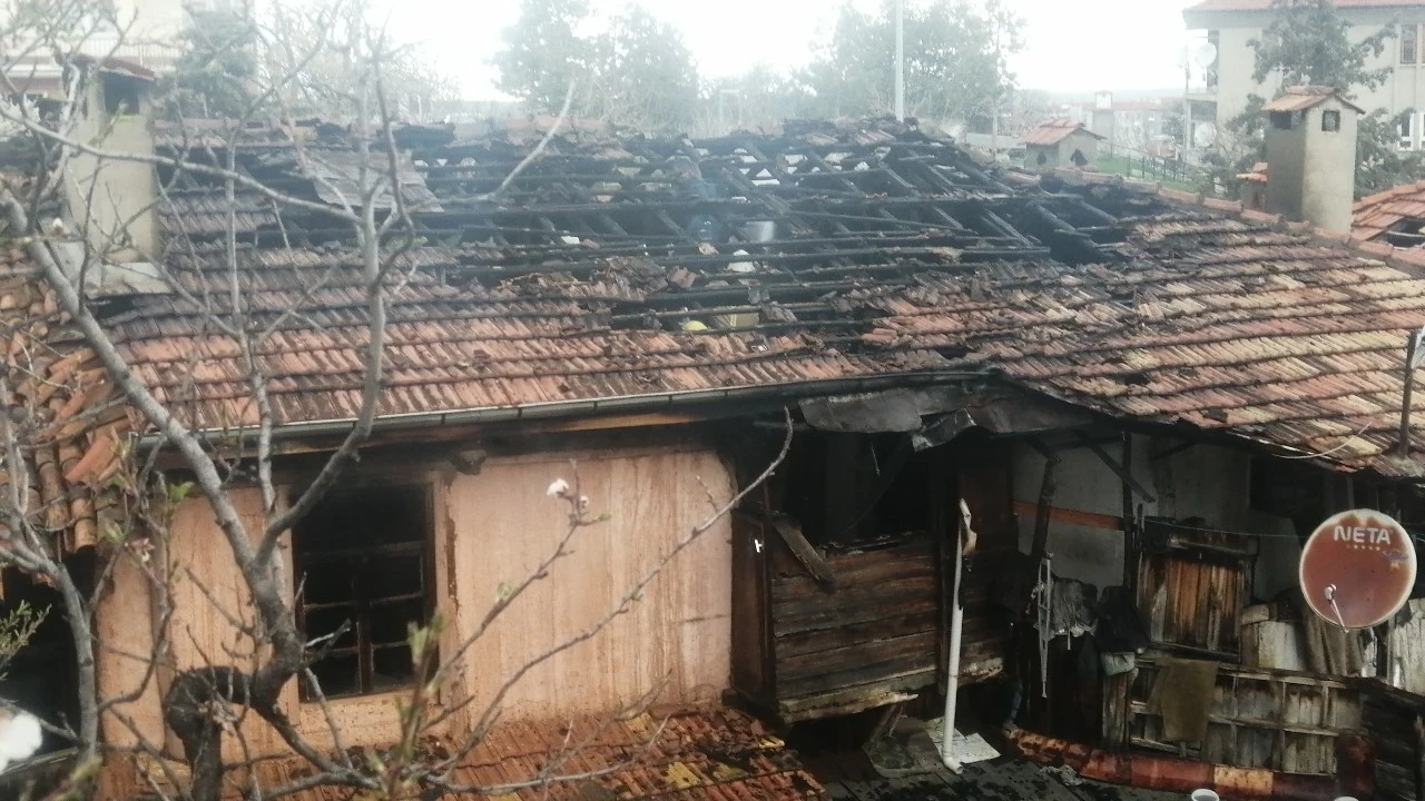 Ispartada iki katlı ev alevlere teslim oldu