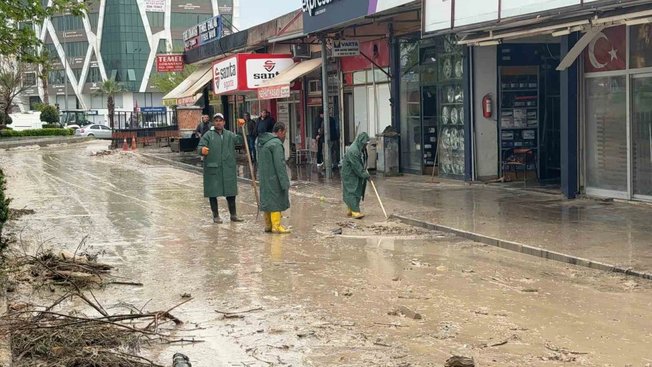 Kadirlide selin ardından temizlik başladı, esnaf yardım bekliyor