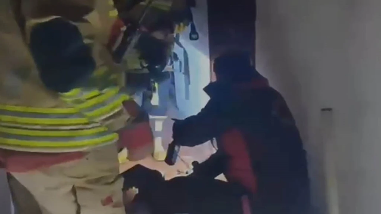 Kahramanmaraşta çıkan yangında evde mahsur kalan vatandaşı itfaiye kurtardı