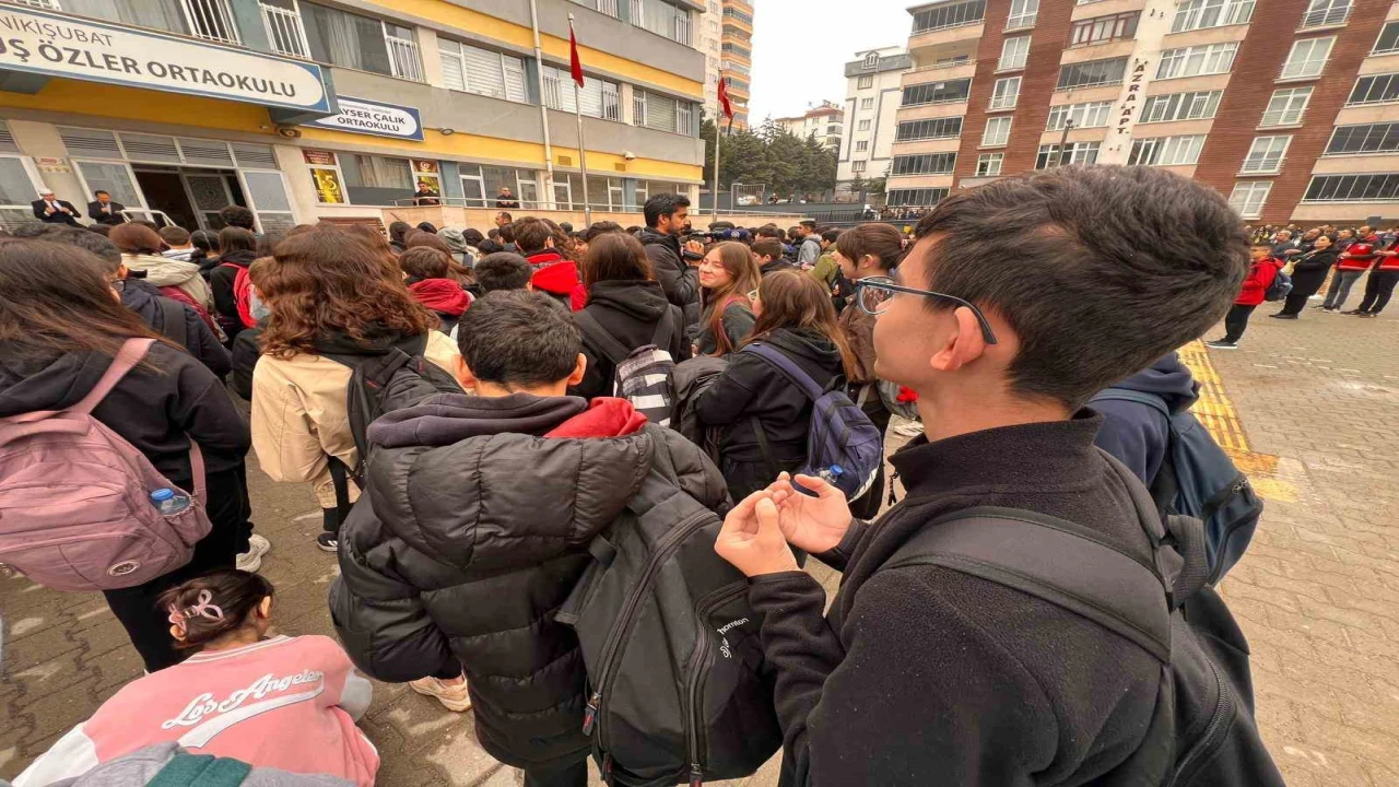 Kahramanmaraşta öğrenciler, saldırıda hayatını kaybedenler için dua etti