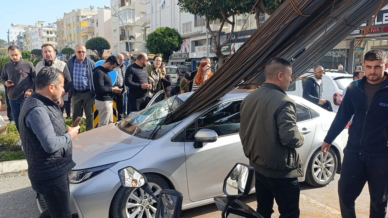 Kamyonun üzerindeki inşaat demirleri seyir halindeki otomobile ok gibi saplandı