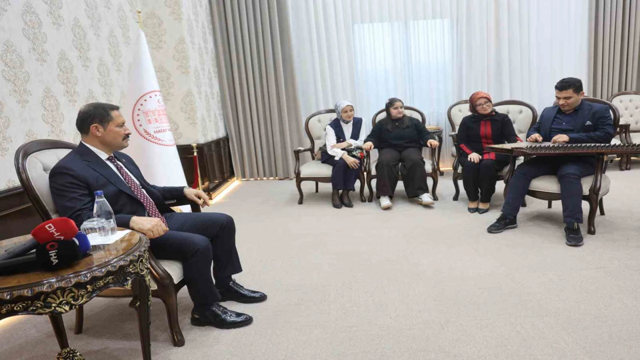 Kanunu ve eşsiz ses yeteneğiyle kulakların pasını silen otizmli Ertuğruldan valiyi mest eden mini konser