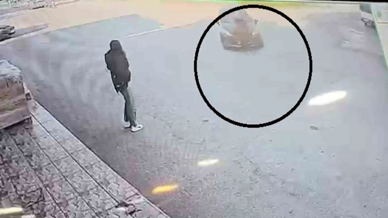 Karşıya geçmeye çalışan kadına otomobil çarptı: Kaza anı kamerada