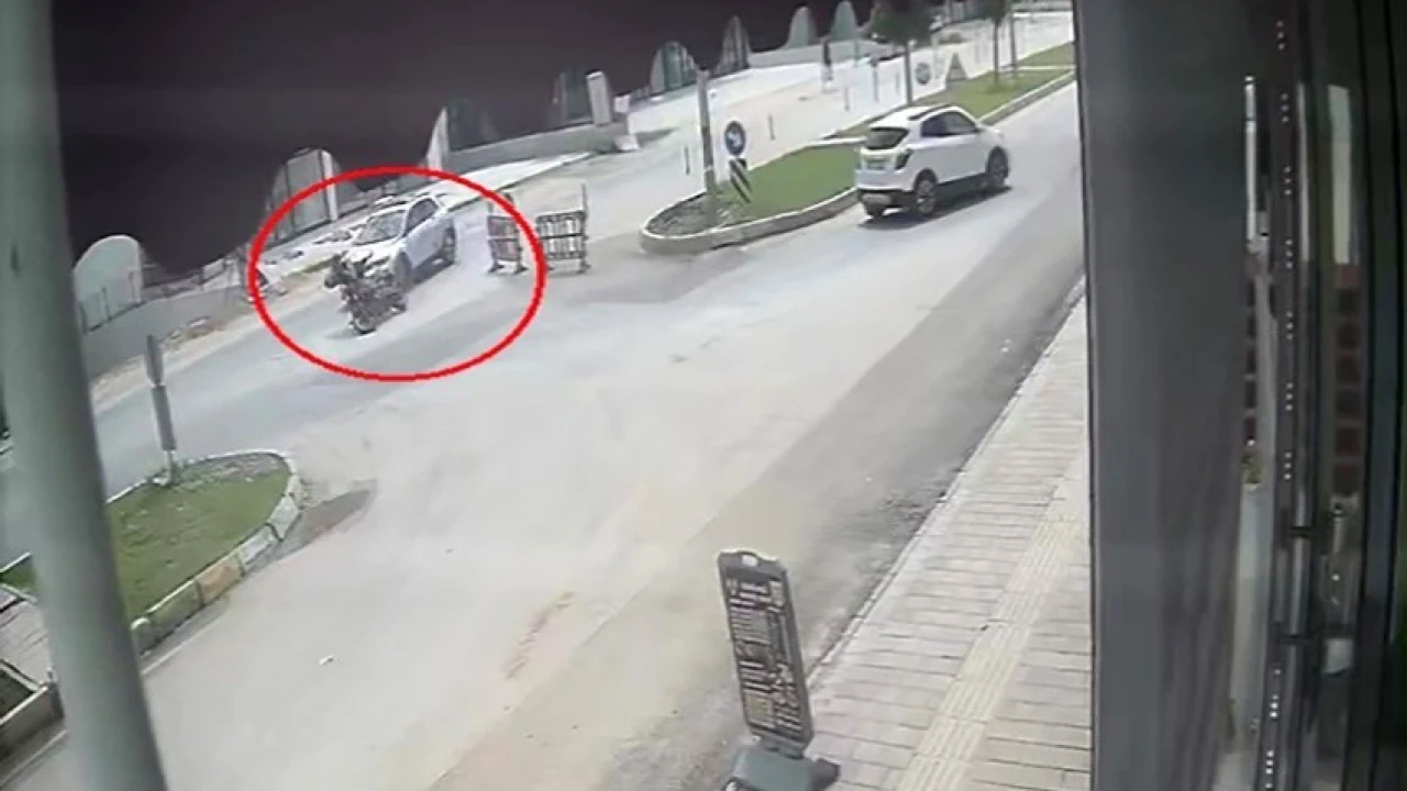 Kaza yapan motosikletli karşı yönden gelen minibüsün altında kaldı