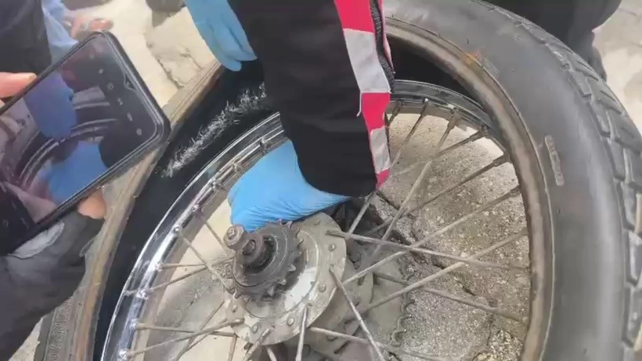 Kendi rızasıyla evindeki esrarı polise teslim etti, uyuşturucuyu motosiklet lastiğine gizlediği ortaya çıktı