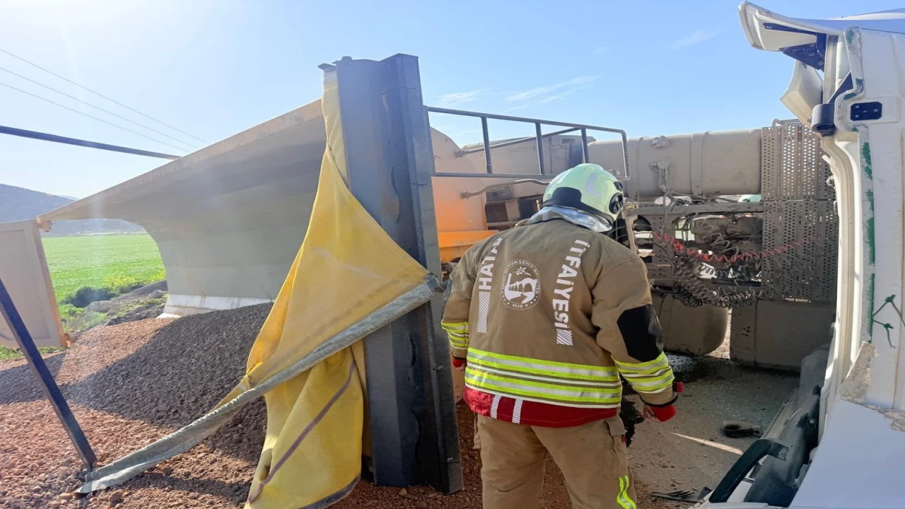 Kırıkhanda devrilen hafriyat kamyonunun sürücüsü yaralandı