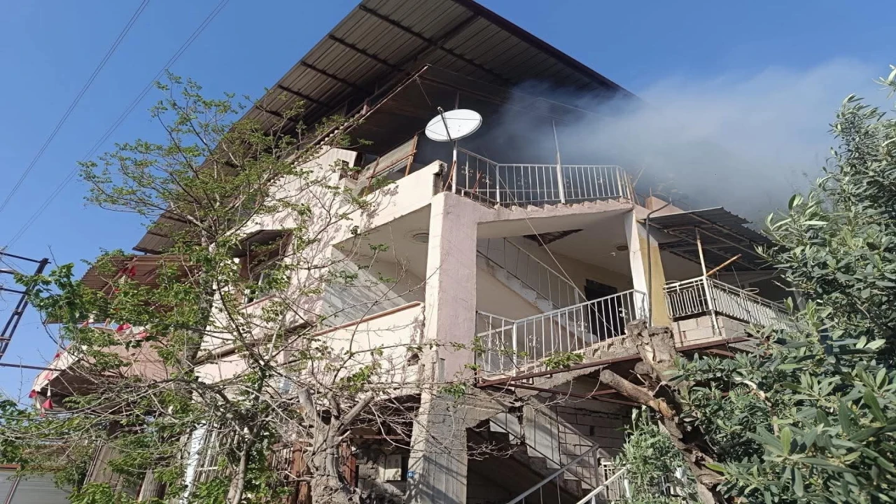 Kırıkhanda evin terası alevlere teslim oldu