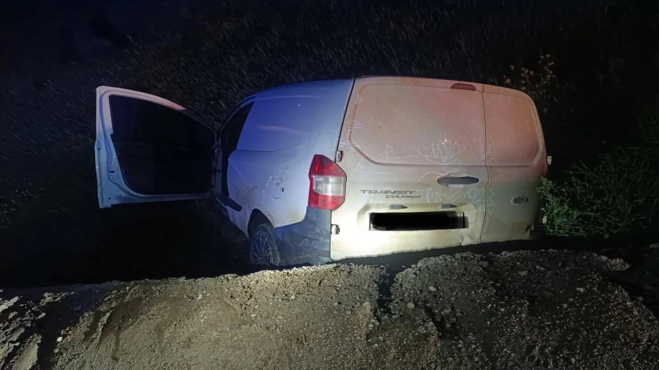 Kırıkhanda şarampole devrilen hafif ticari aracın sürücüsü yaralandı