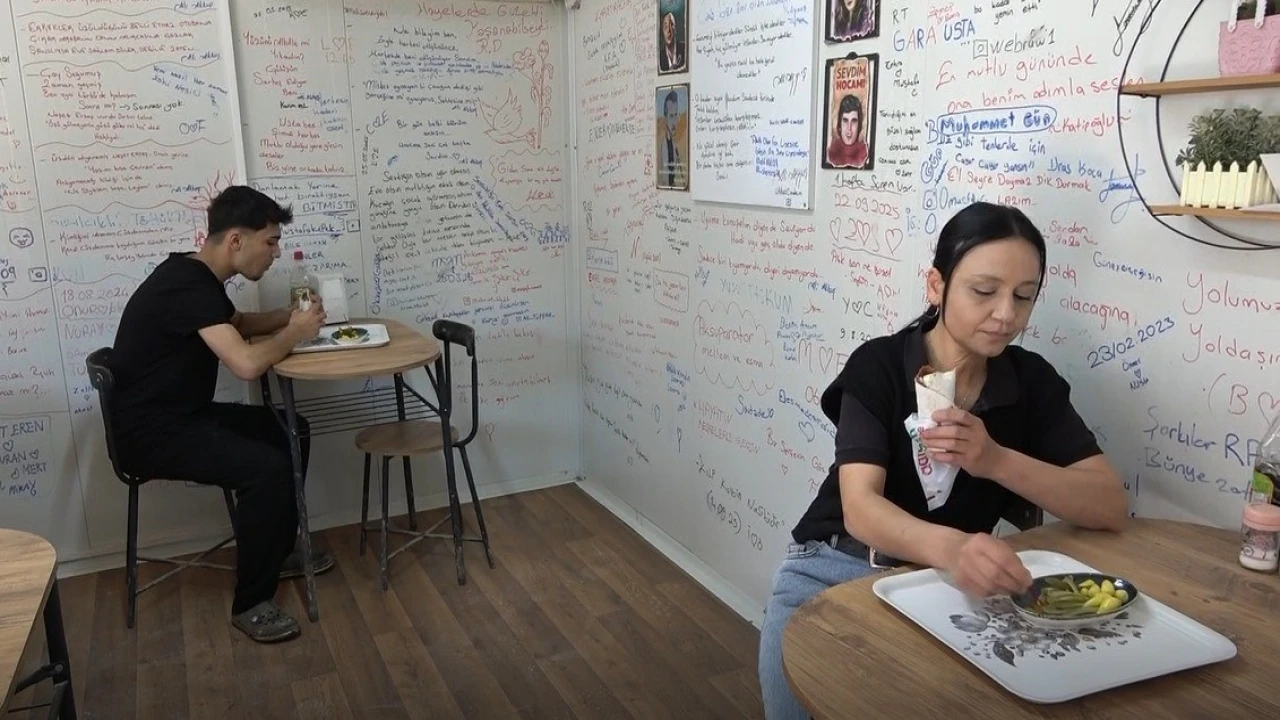 Konteynerdeki çiğ köftecinin duvarları duygu duvarına dönüştü