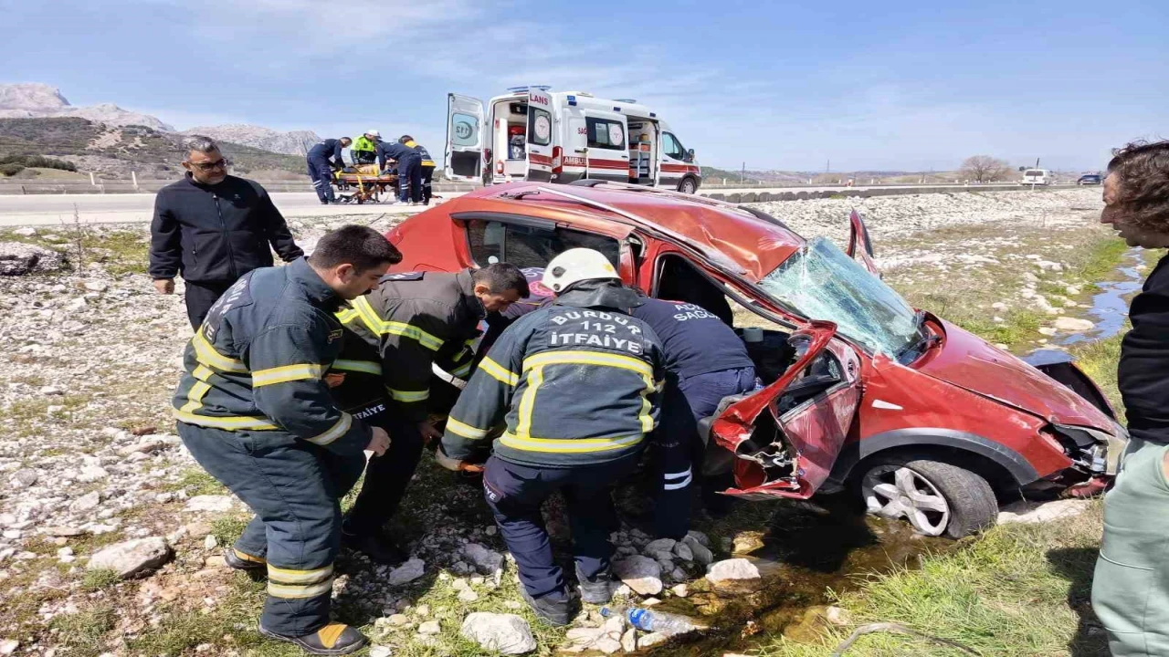 Kontrolden çıkan otomobil şarampole savruldu: 2 yaralı