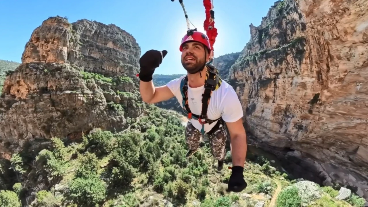 Korku ve heyecan bir arada: Mersinde 5 saniye süren 220 metreden halatla atlama çılgınlığı