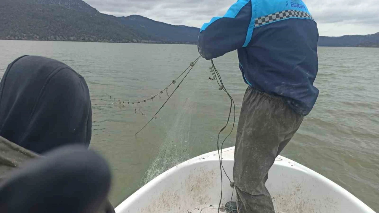 Kovada Gölünde kaçak avcılara ait 600 metrelik ağ ele geçirildi