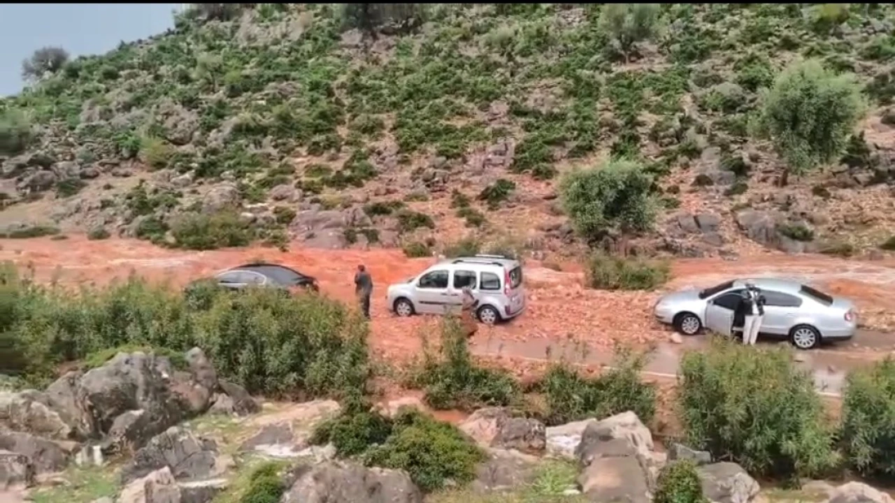 Kozanda sağanak ve dolu hayatı felç etti: Yollar kapandı, araçlar mahsur kaldı