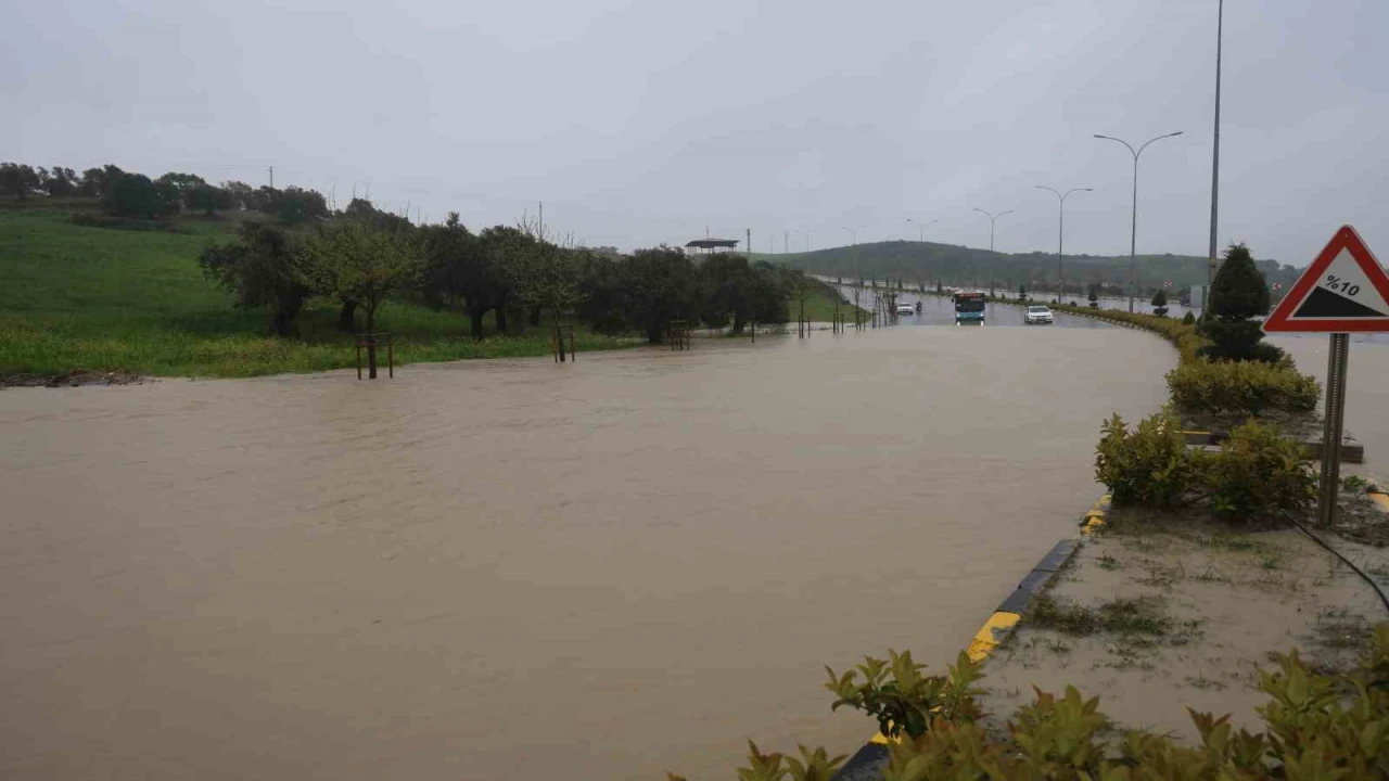 Kuvvetli yağışın etkili olduğu Antakyada eğitime 1 gün ara verildi