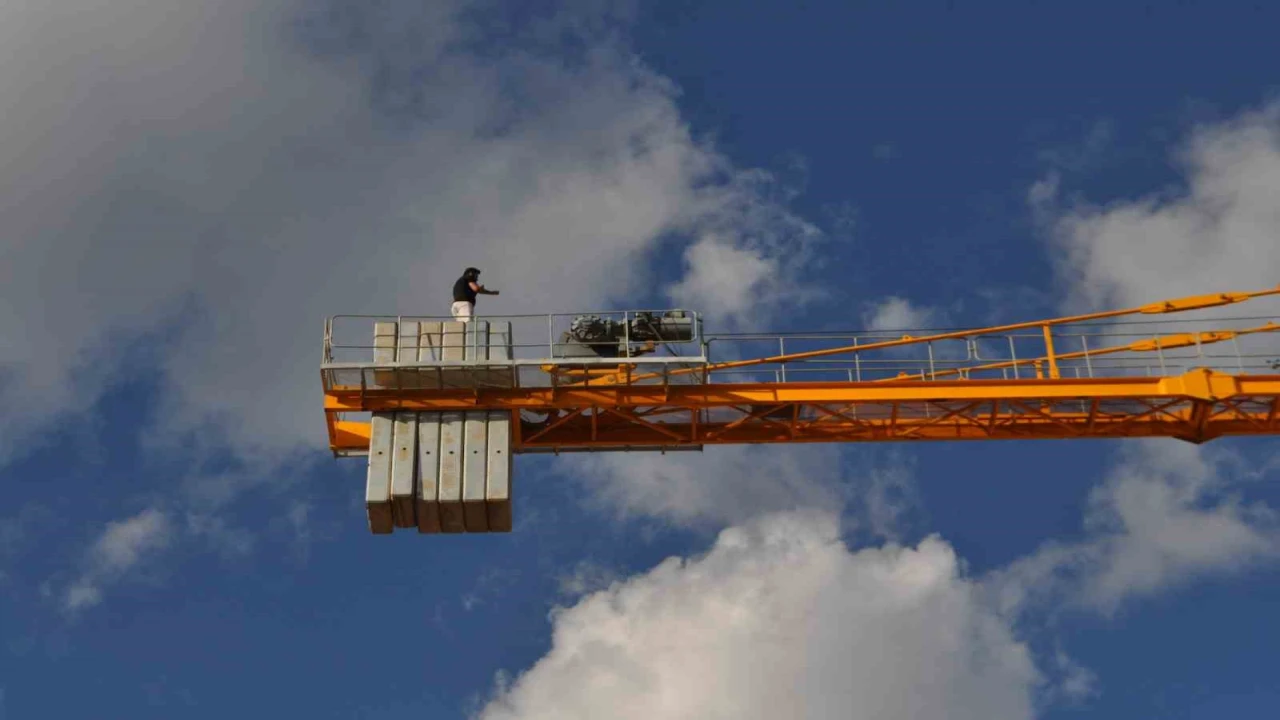 Maaşını alamayınca vincin tepesine çıktı, banka hesabına yatan parayı teyit edip indi