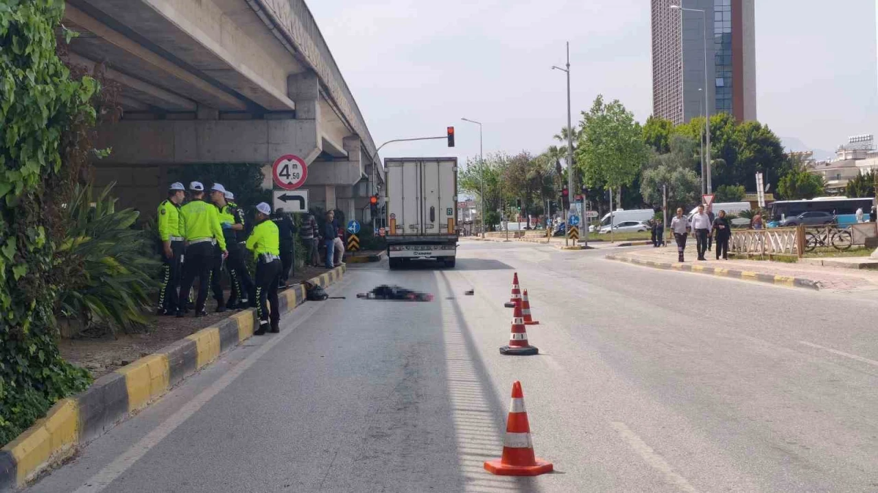 Mendil sattığı ışıkta tırın altında kalan yaşlı katdın öldü, kaza anı güvenlik kamerasında