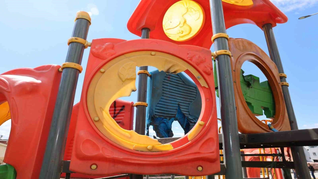Mersinde çocuk parkına çirkin saldırı: Oyun grupları ateşe verildi