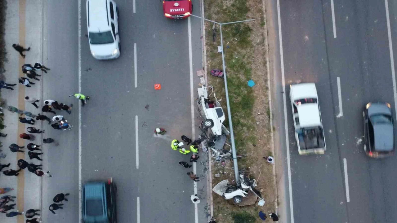 Mersinde feci kaza: Otomobil ikiye bölündü, 4 kişi yaralandı